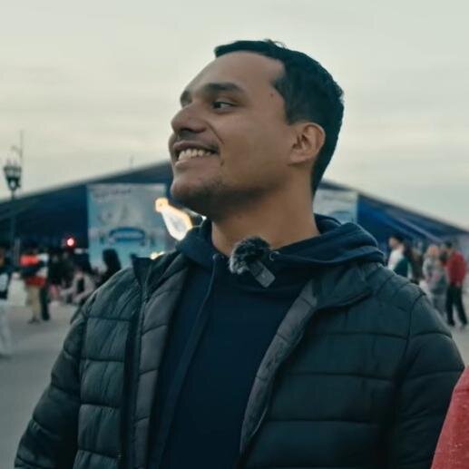 mujer con cabello rubio y vestido rojo