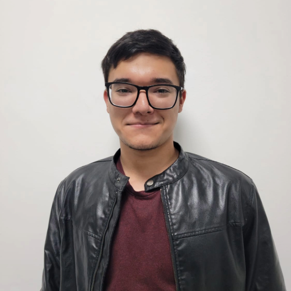 hombre con ropa formal y lentes