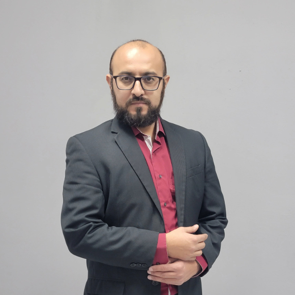 hombre con ropa formal y lentes