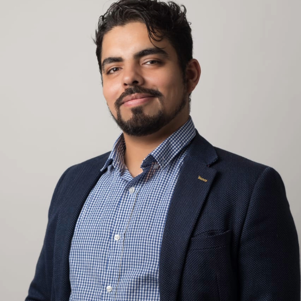 hombre con traje azul