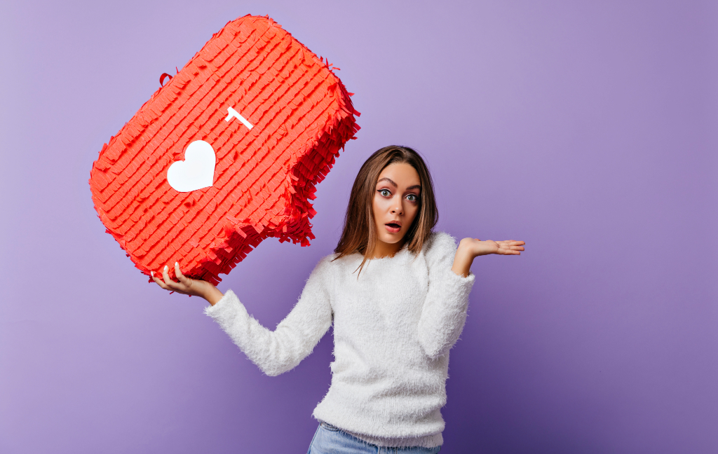 Mujer sosteniendo piñata de interaccion de instagram