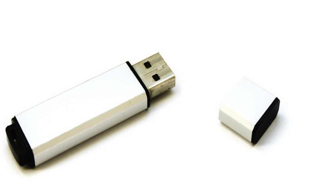 USB blanca con tapa sobre fondo blanco