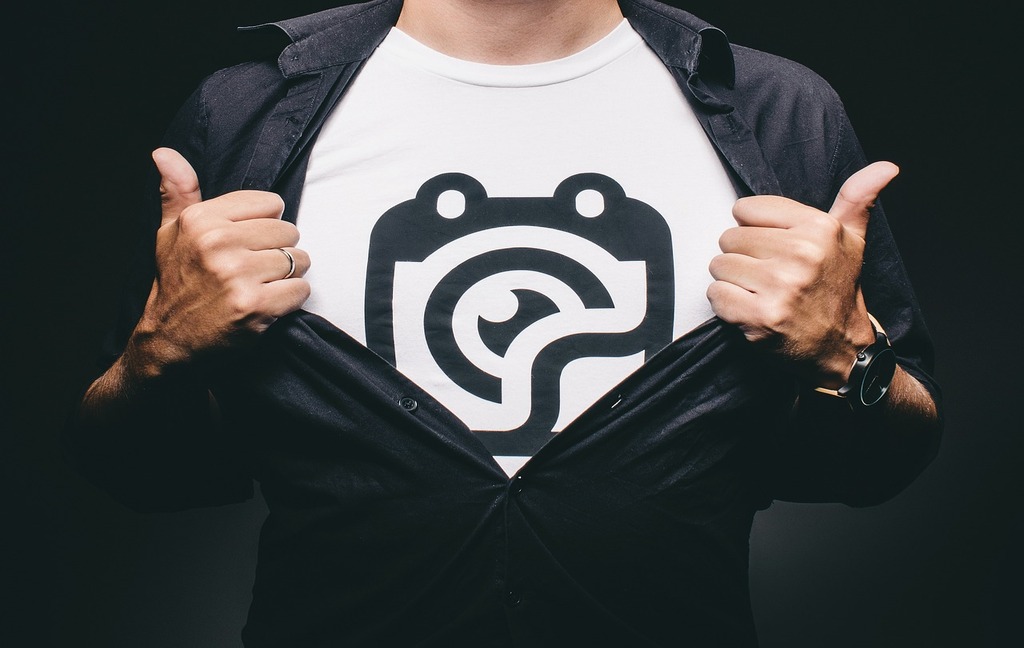 diseño estampado en playera blanca